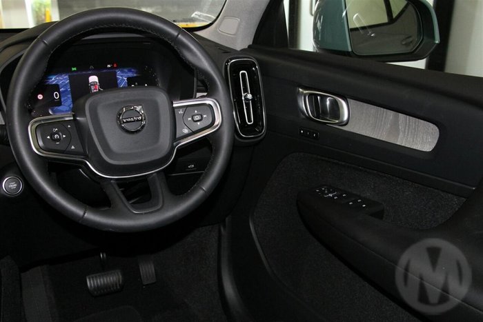 2025 Volvo XC40 Plus B4