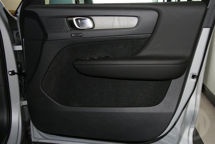 2025 Volvo XC40 Plus B4