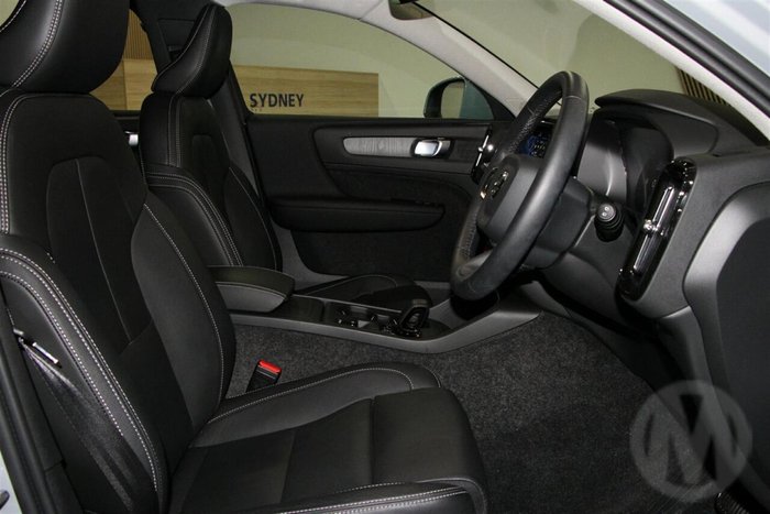 2025 Volvo XC40 Plus B4