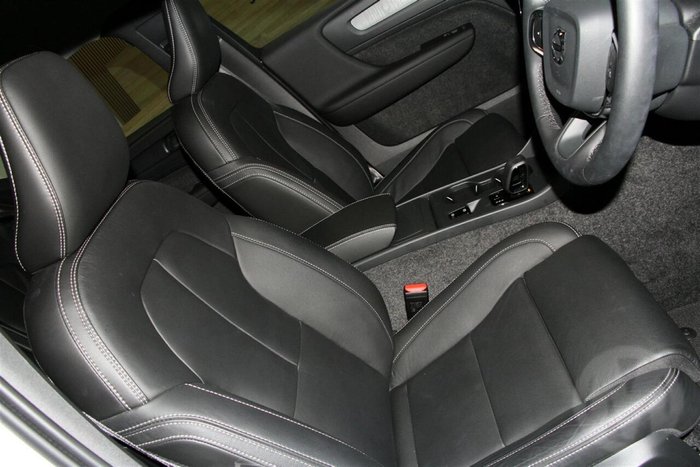 2025 Volvo XC40 Plus B4