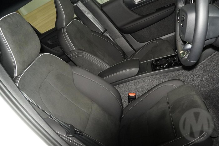 2025 Volvo XC40 Ultra B4 Dark