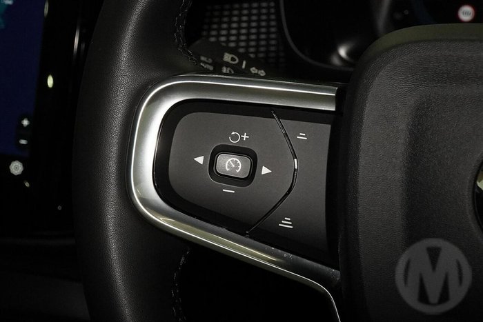 2025 Volvo XC40 Ultra B4 Dark