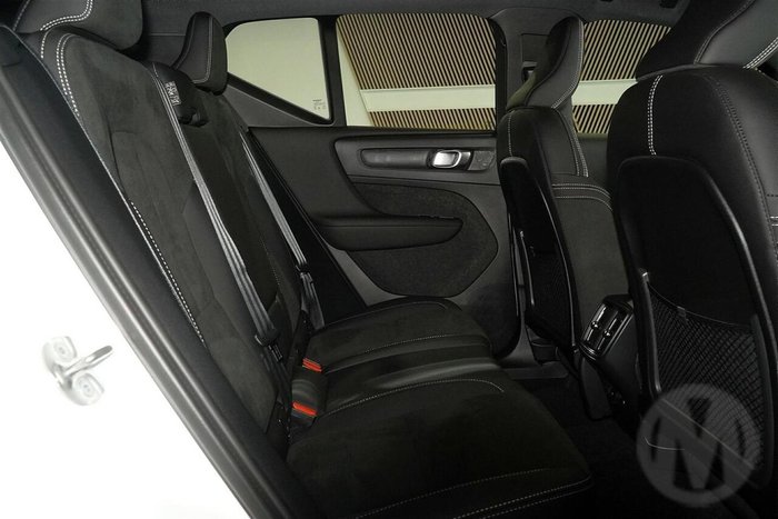 2025 Volvo XC40 Ultra B4 Dark