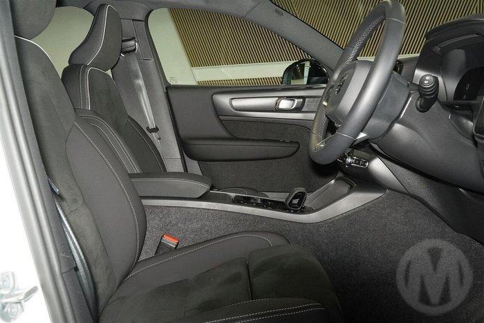 2025 Volvo XC40 Ultra B4 Dark