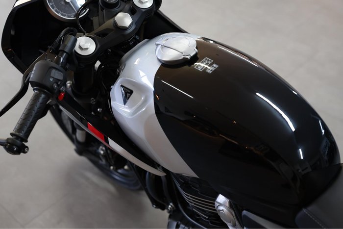 2026 Triumph Thruxton 400 Thruxton Black