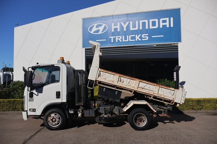 2014 ISUZU NPR 200