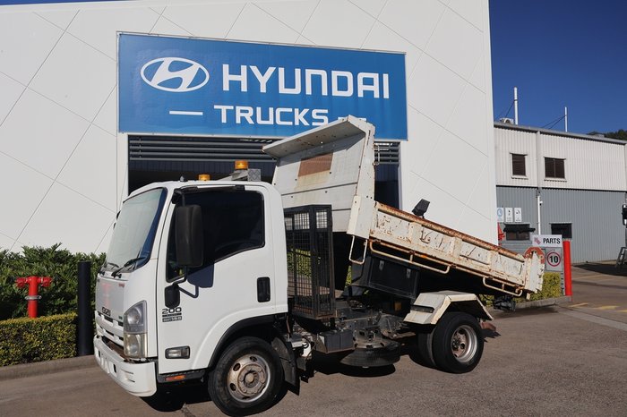 2014 ISUZU NPR