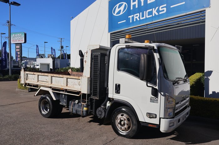 2014 ISUZU NPR 200