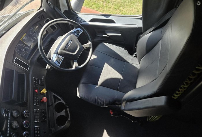 2021 Freightliner Cascadia 126 white