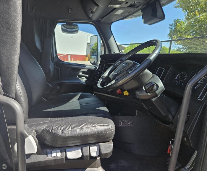 2021 Freightliner Cascadia 126 white