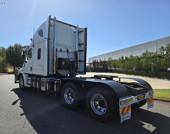 2021 Freightliner Cascadia 126 white