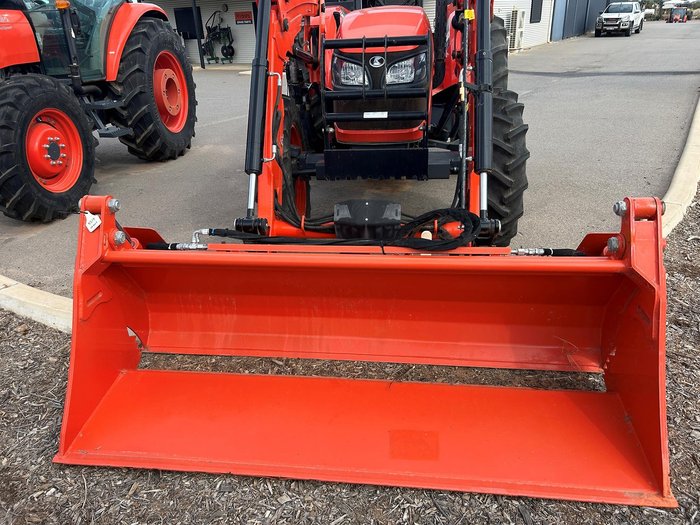2023 Kubota M7040suhd 68Hp Rops Tractor & Qvx26 Loader