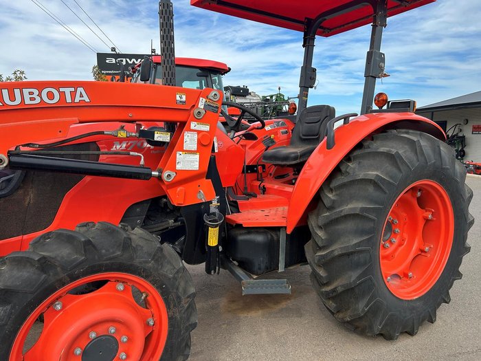 2023 Kubota M7040suhd 68Hp Rops Tractor & Qvx26 Loader