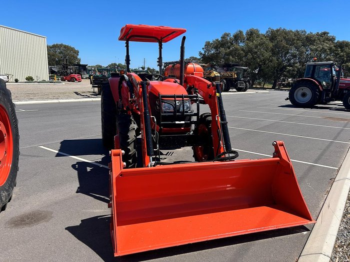 2023 Kubota M7040suhd 68Hp Rops Tractor & Qvx26 Loader