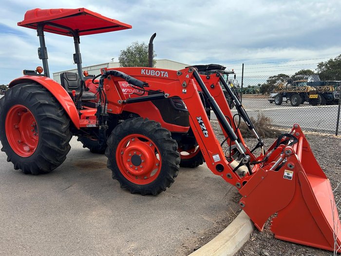 2023 Kubota M7040suhd 68Hp Rops Tractor & Qvx26 Loader