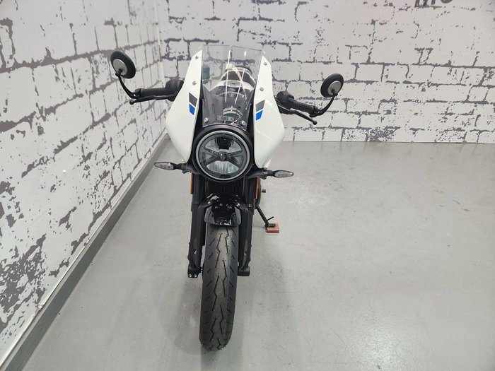 2026 Triumph Thruxton 400 Thruxton White