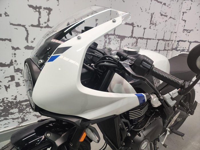 2026 Triumph Thruxton 400 Thruxton White