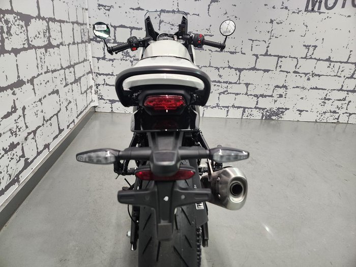 2026 Triumph Thruxton 400 Thruxton White