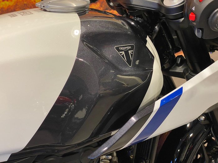 2026 Triumph Thruxton 400 Thruxton White