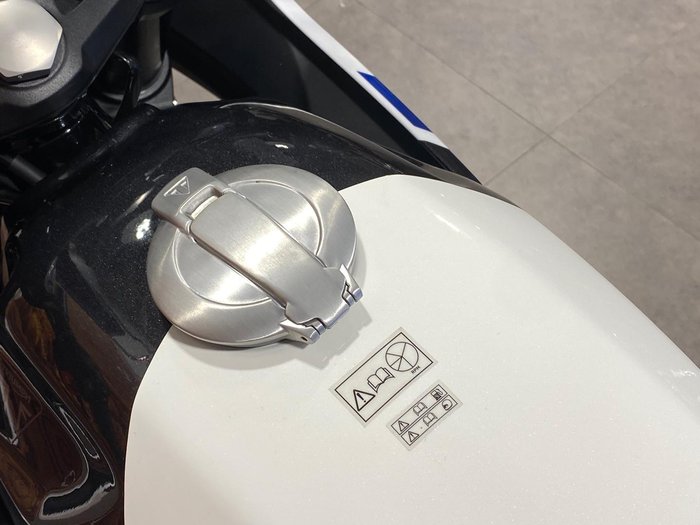 2026 Triumph Thruxton 400 Thruxton White
