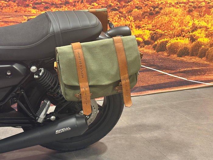 2022 Moto Guzzi V7 Stone Stone Black