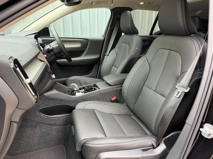 2025 Volvo XC40 Ultra B4 Dark