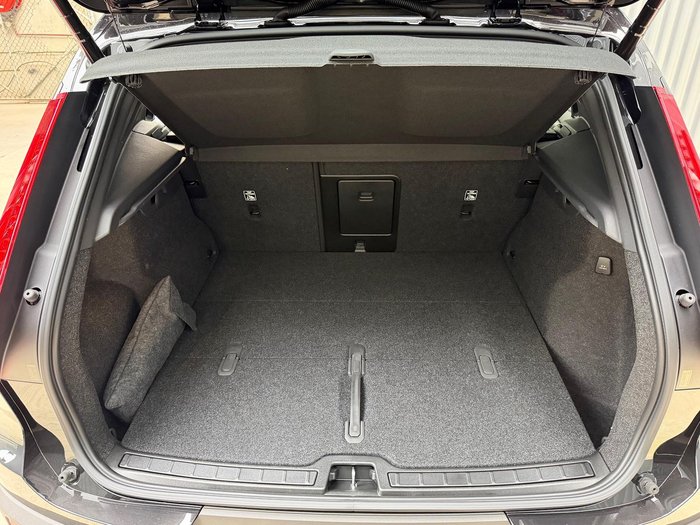 2025 Volvo XC40 Ultra B4 Dark