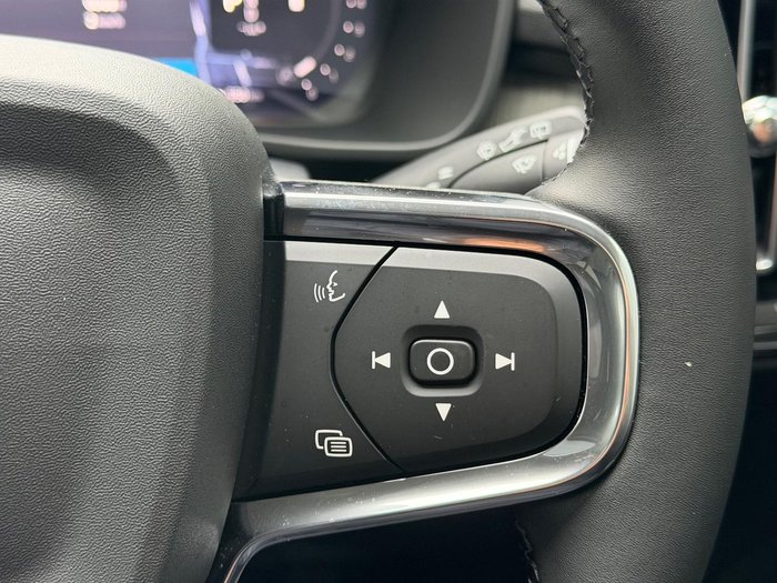 2025 Volvo XC40 Ultra B4 Dark
