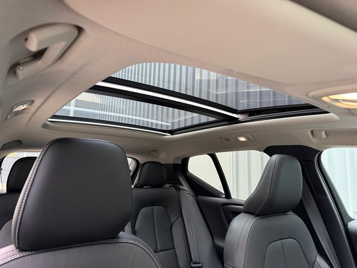 2025 Volvo XC40 Ultra B4 Dark