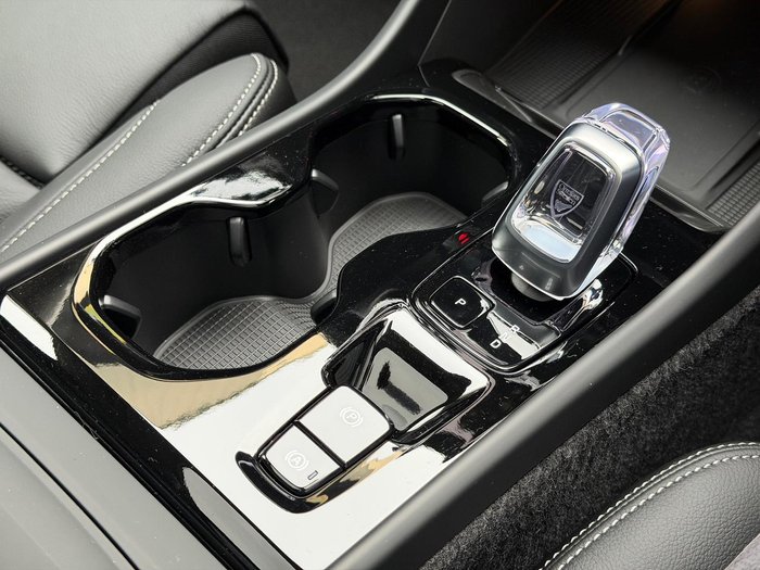2025 Volvo XC40 Ultra B4 Dark