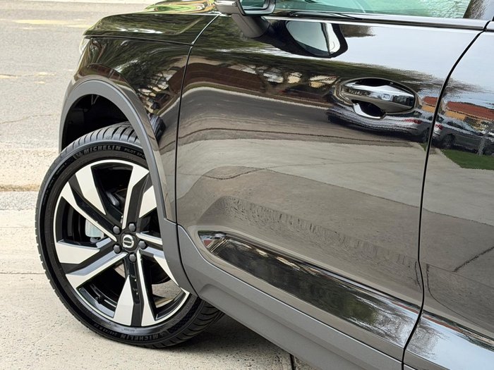 2025 Volvo XC40 Ultra B4 Dark
