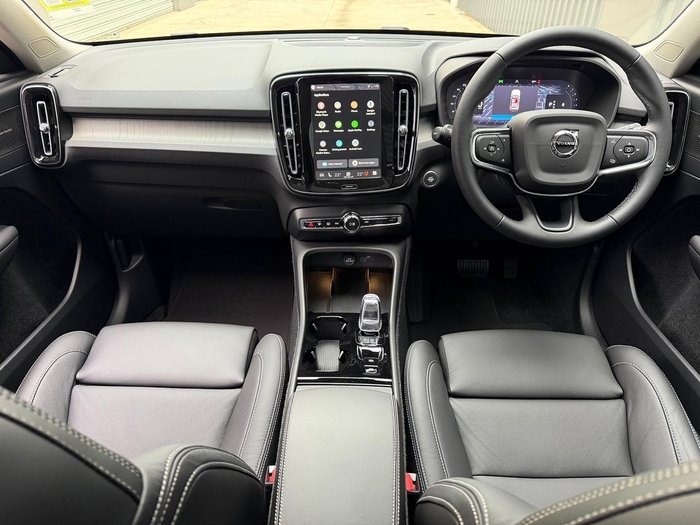 2025 Volvo XC40 Ultra B4 Dark
