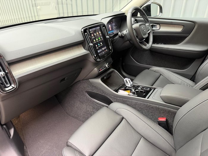 2025 Volvo XC40 Ultra B4 Dark