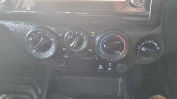 2022 Toyota Hilux SR