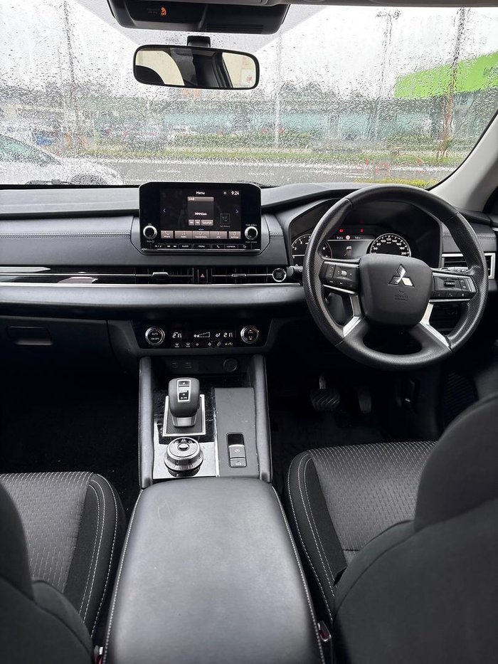 2024 Mitsubishi Outlander ES