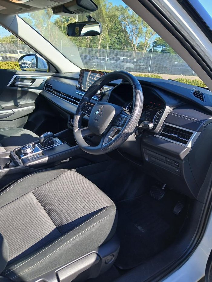 2023 Mitsubishi Outlander ES
