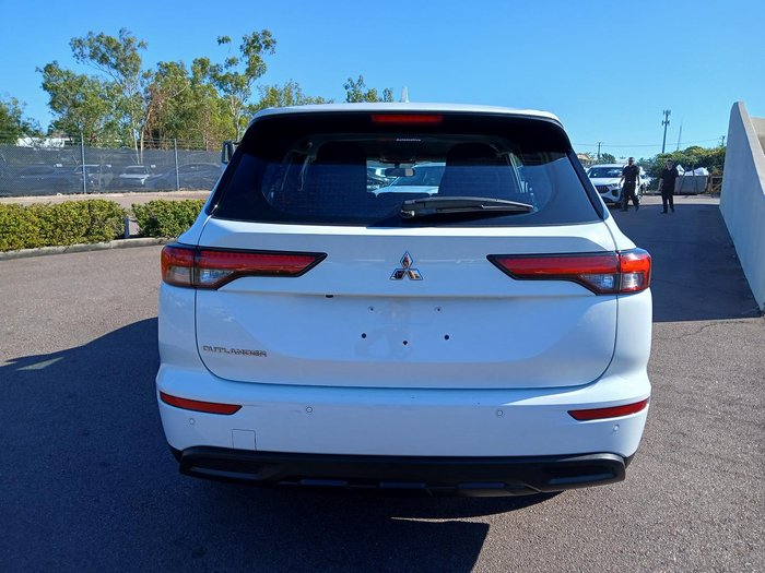 2023 Mitsubishi Outlander ES