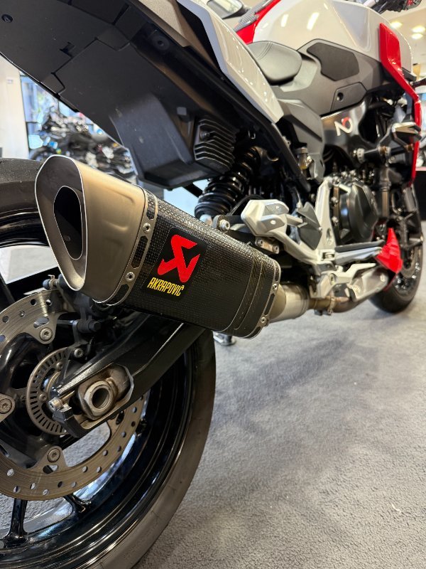 2021 BMW Motorrad F 900 R SILVER/RED
