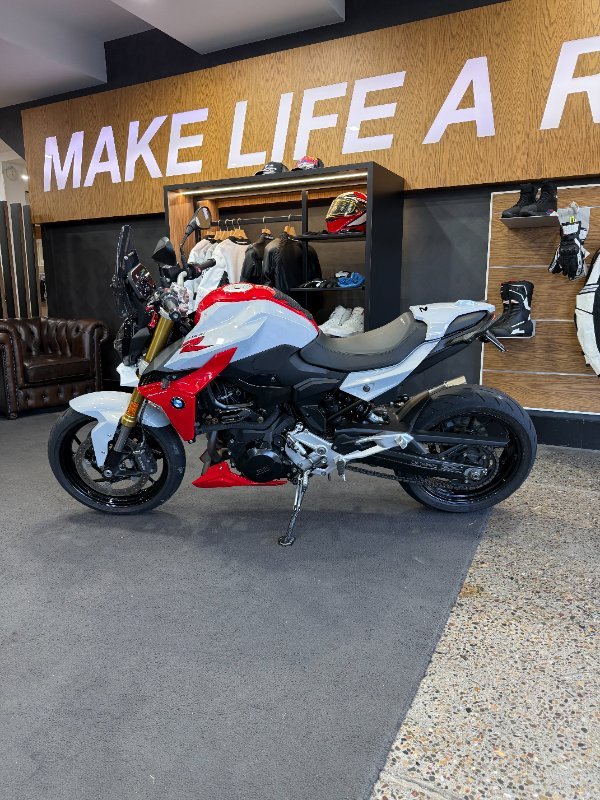 2021 BMW Motorrad F 900 R SILVER/RED