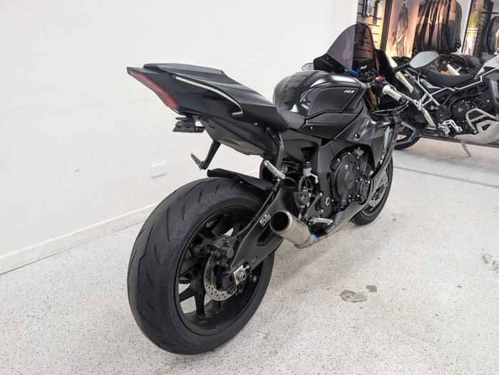 2025 YAMAHA YZF-R1 Black