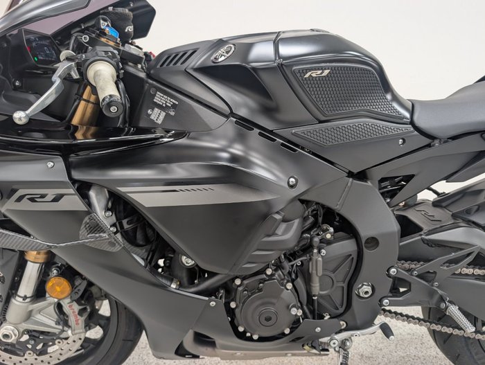 2025 YAMAHA YZF-R1 Black