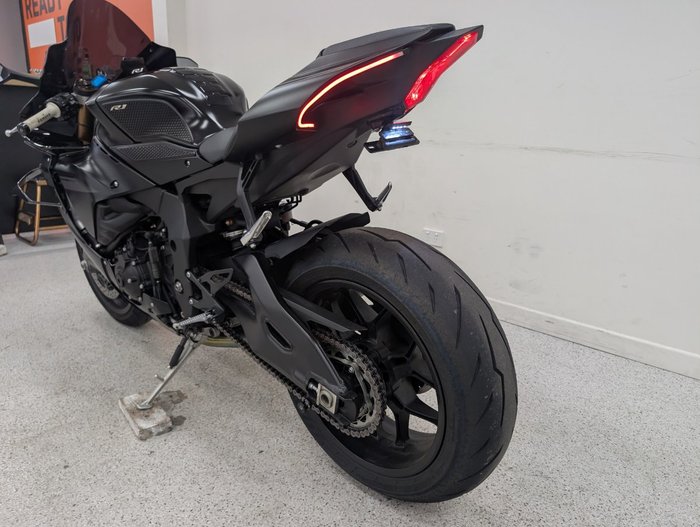 2025 YAMAHA YZF-R1 Black