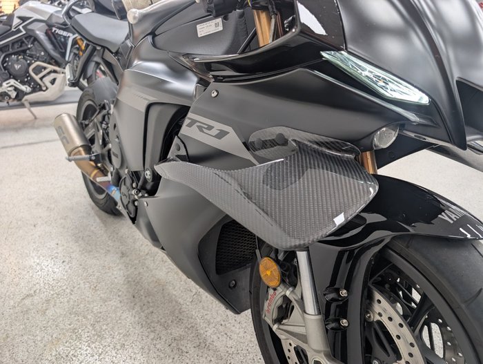 2025 YAMAHA YZF-R1 Black