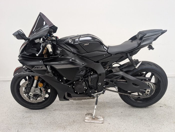 2025 YAMAHA YZF-R1 Black
