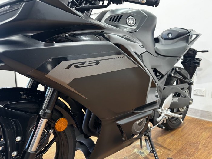 2025 Yamaha YZF-R3 Black