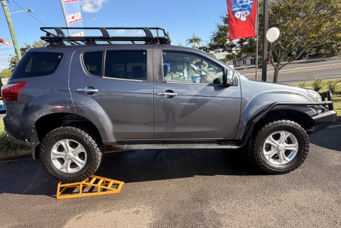 2018 ISUZU MU-X LS-T (4x4)