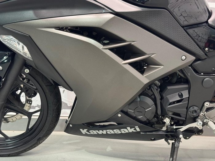 2015 Kawasaki Ninja 300 (EX300A) Ninja Black
