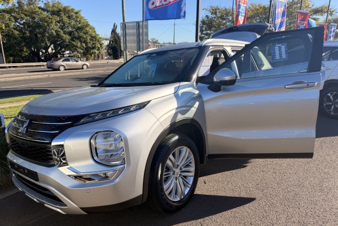 2024 MITSUBISHI OUTLANDER LS 7 SEAT (2WD)