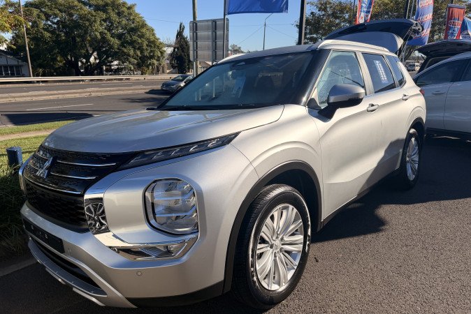 2024 MITSUBISHI OUTLANDER LS 7 SEAT (2WD)