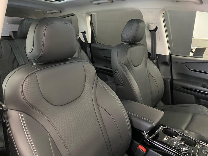 2025 Mahindra XUV700 AX7L